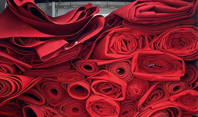 roter-Teppich-wird-zu-Schreibgeraeten